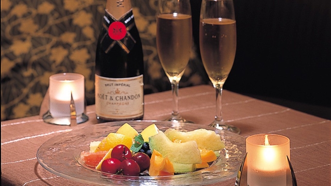 【カップル】フルーツ＆シャンパンでお祝い！お部屋で過ごすふたりの記念日